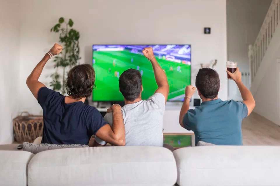 Familie schaut IPTV Deutschland mit Klarivo TV auf einem Fernseher