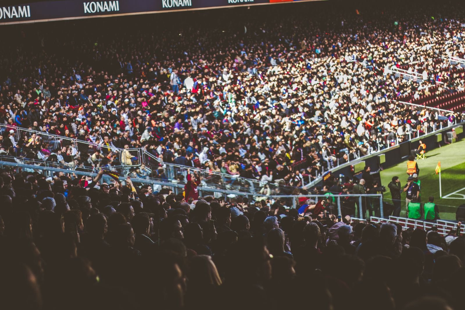 Bundesliga Stadion voller jubelnder Fussballfans
