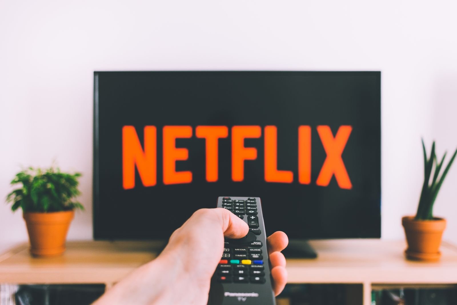 Fernbedienung vor Streaming Bildschirm