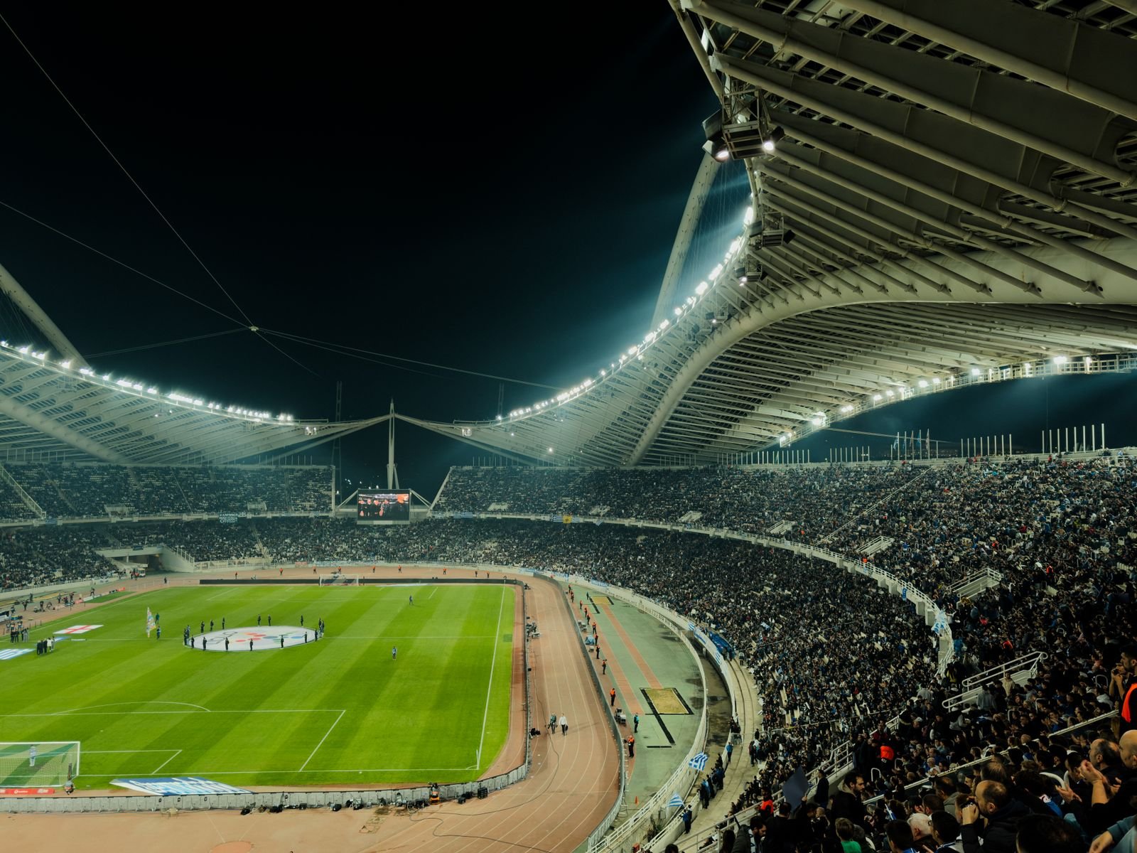 Beleuchtetes Fussballstadion bei Nachtspiel