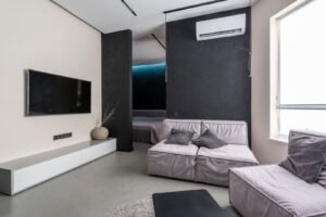 Gemuetliches Wohnzimmer mit Sofa und Fernseher